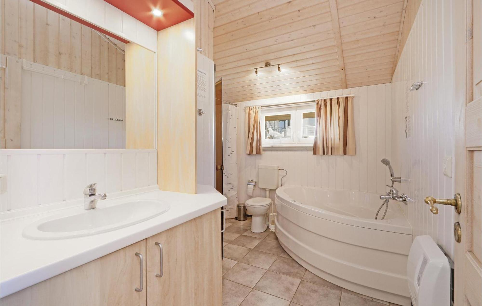 2 Bedroom Nice Home In Rechlin Buitenkant foto